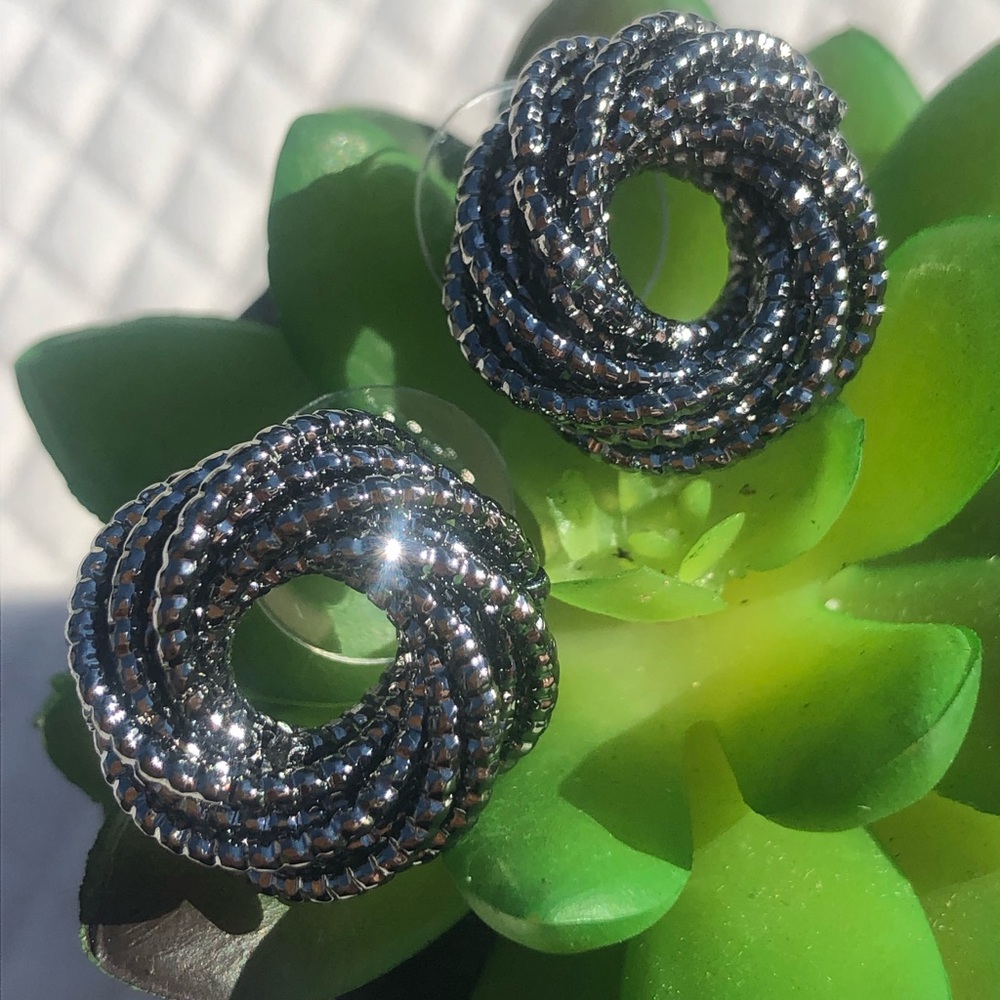 Beautiful classic earrings Timeless Feel🖤